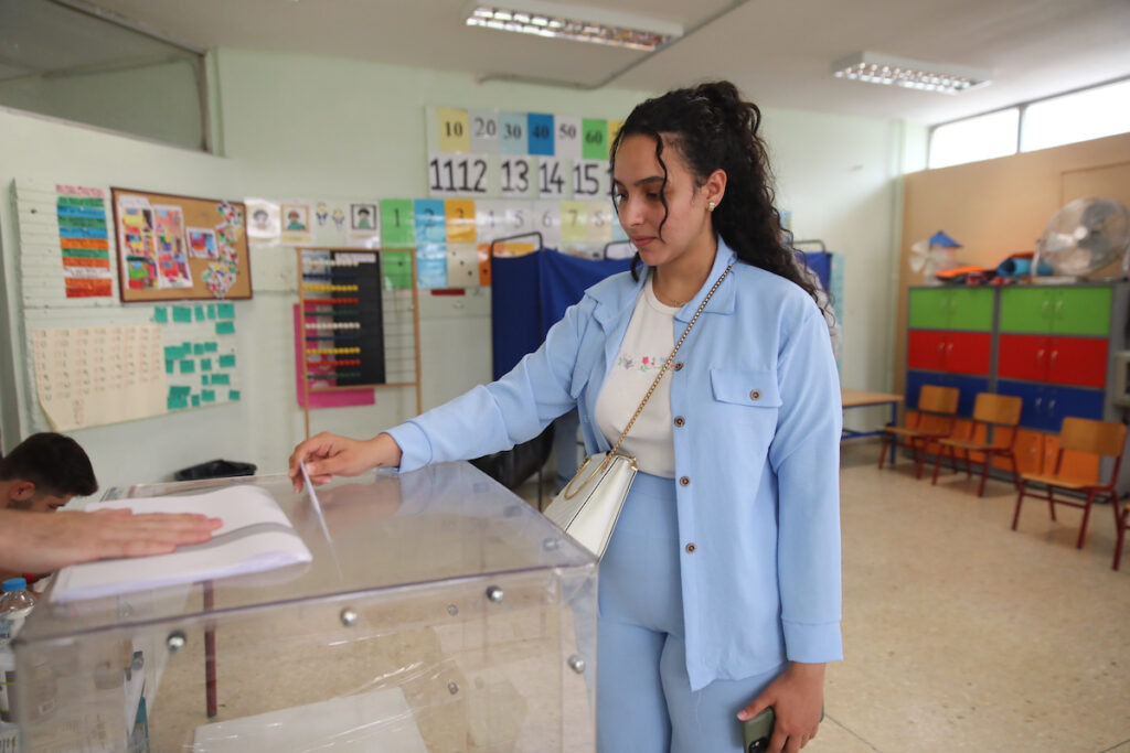 Τι δείχνουν τα γκάλοπ στην τελική ευθεία για τις κάλπες της επόμενης Κυριακής