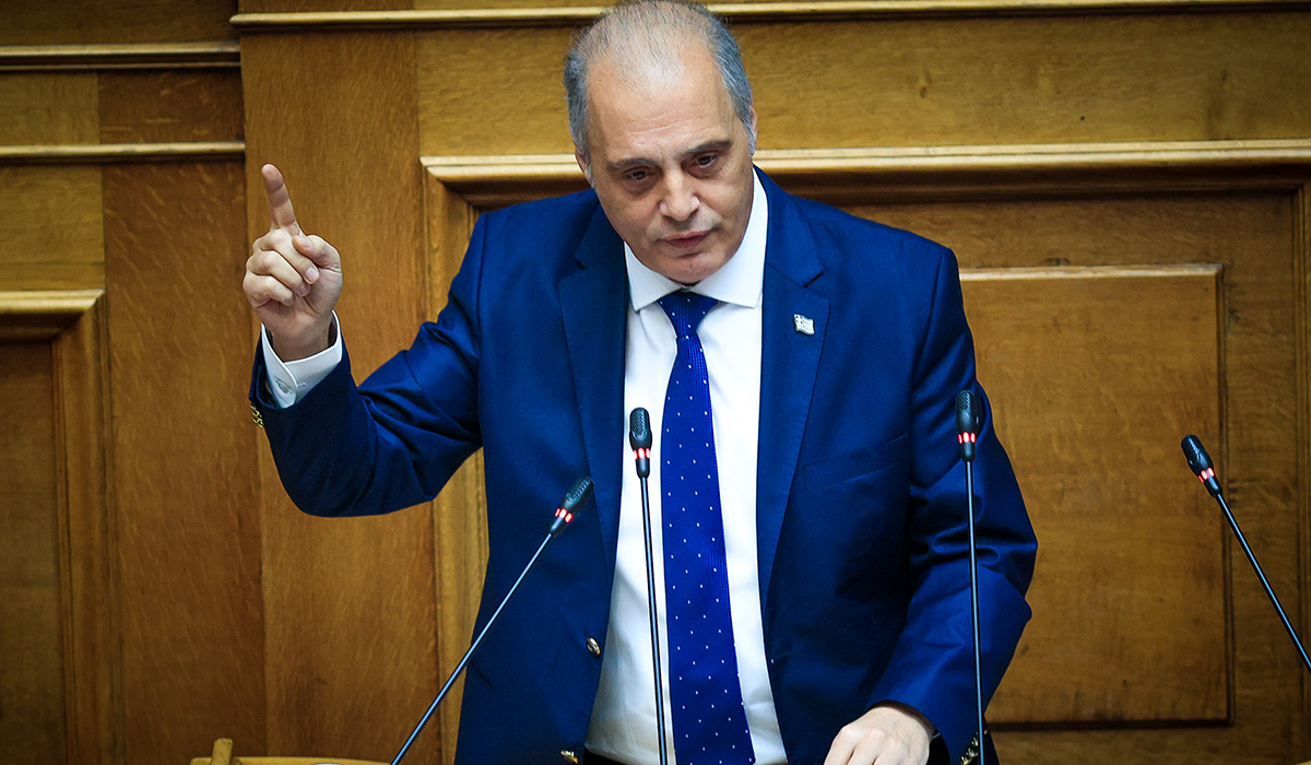 Ο Βελόπουλος κάλεσε τους βουλευτές να κάνουν… outing