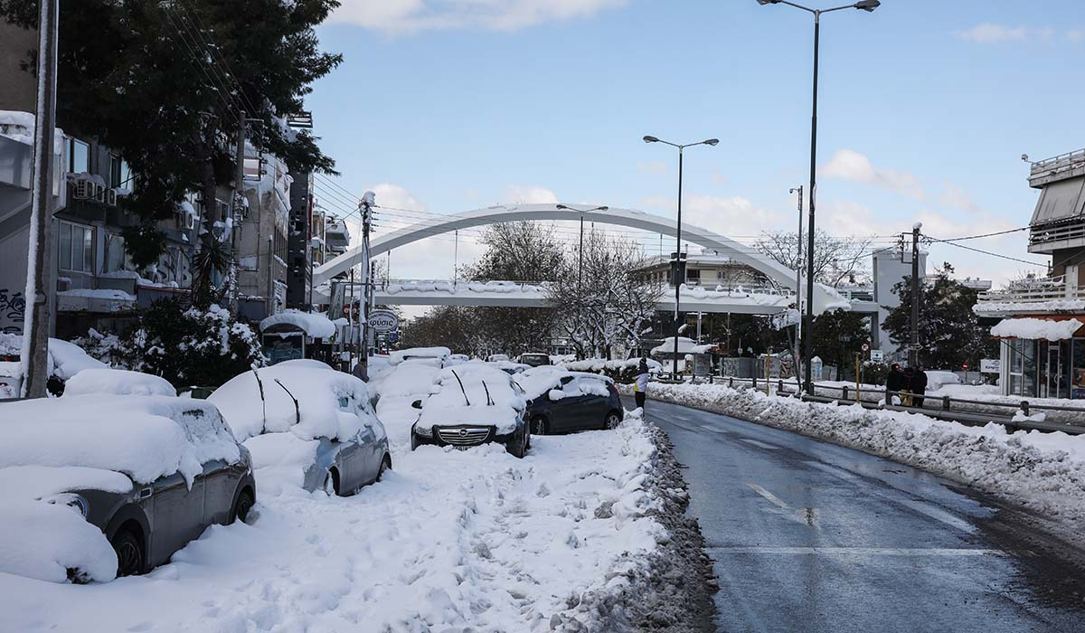 Ένα τεράστιο υπαίθριο parking θυμίζει η Λεωφόρος Μεσογείων