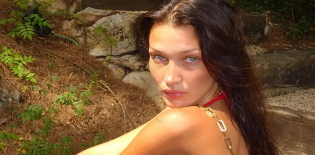 Bella Hadid: Πόζες στο γρασίδι με κόκκινο μπικίνι