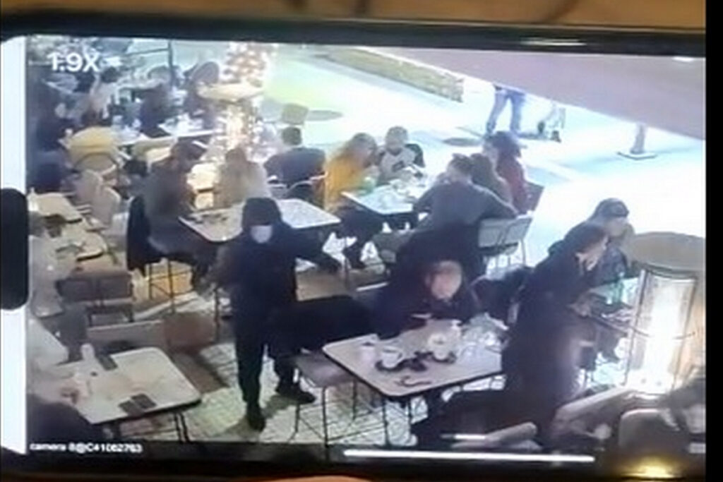 Εκτέλεση στη Νέα Σμύρνη: Ο δράστης πυροβολεί μέσα στον κόσμο – Δείτε το βίντεο