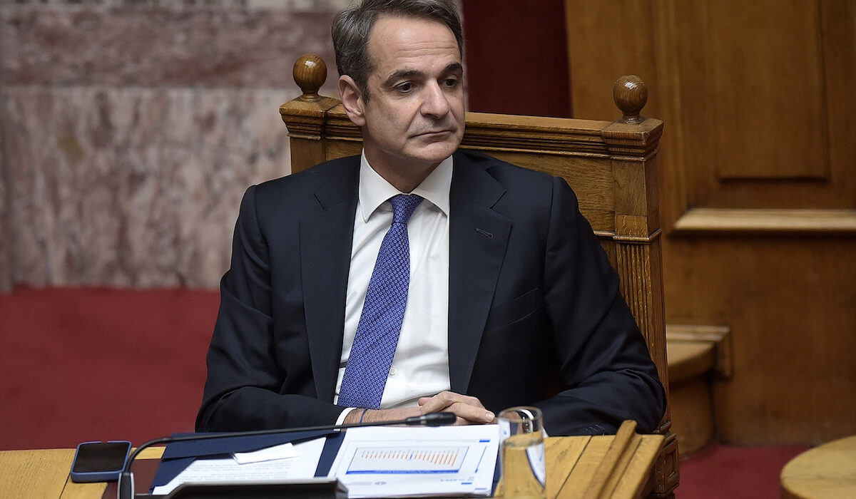 Περιμένοντας τον Μητσοτάκη στη Βουλή την Κυριακή