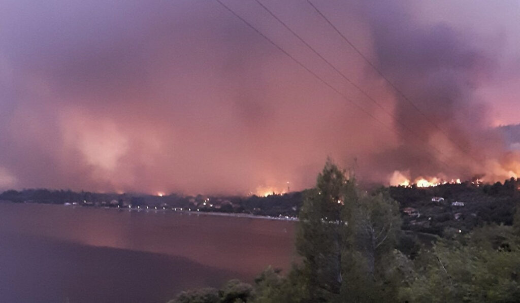 Φωτιά στη Εύβοια: Κόλαση σε 3 πύρινα μέτωπα – Καταγγελίες για ελλιπή μέτρα