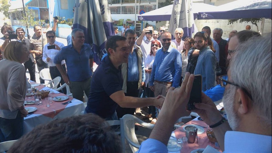 Στιγμές χαλάρωσης για Τσίπρα και Μητσοτάκη