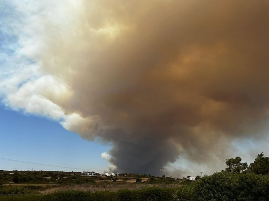Φωτιά στη Ρόδο: Νέο μήνυμα από το 112 – Εκκενώνονται Ασκληπιείο και Κιοτάρι