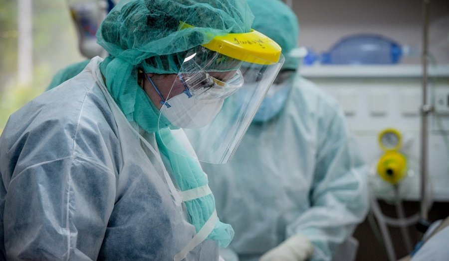 Κρούσματα σήμερα 15/8: «Kοκκινίζουν» οι ΜΕΘ από τους διασωληνωμένους  – Στα ύψη μετάλλαξη Δέλτα