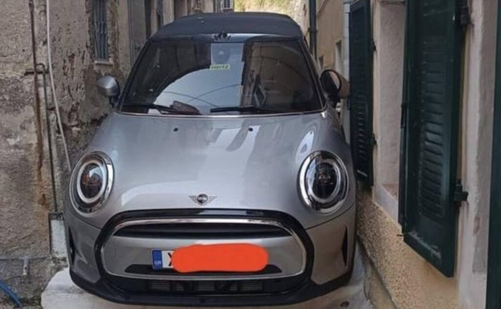 Κέρκυρα: Οδηγός κόλλησε σε σοκάκι – Ούτε το σκαλοπάτι δεν τον… πτόησε (Βίντεο)