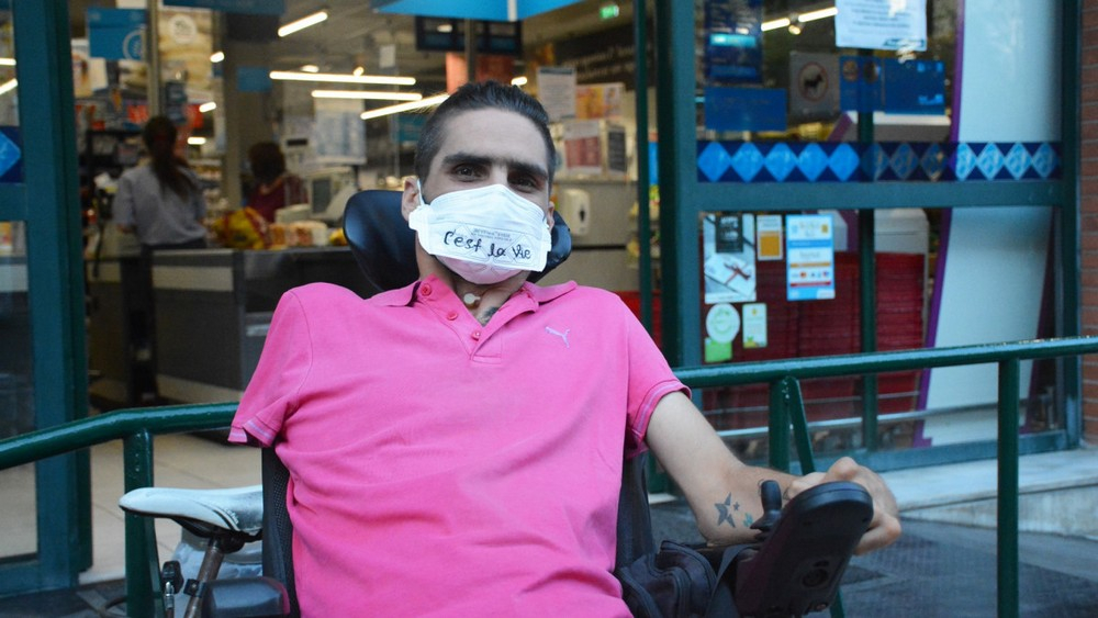 «Αν νομίζεις ότι η μάσκα σε περιορίζει δεν ξέρεις από αληθινό περιορισμό»