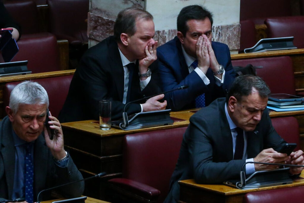 Κ. Καραμανλής: Πήγε τελικά στη Βουλή αλλά «κρύφτηκε» στα πίσω έδρανα (Εικόνες)
