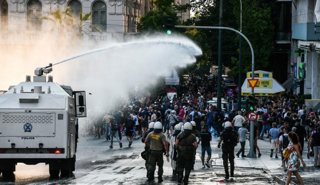Επεισόδια στο Σύνταγμα: Ένα έγιναν ακροδεξιοί και αντιεμβολιαστές