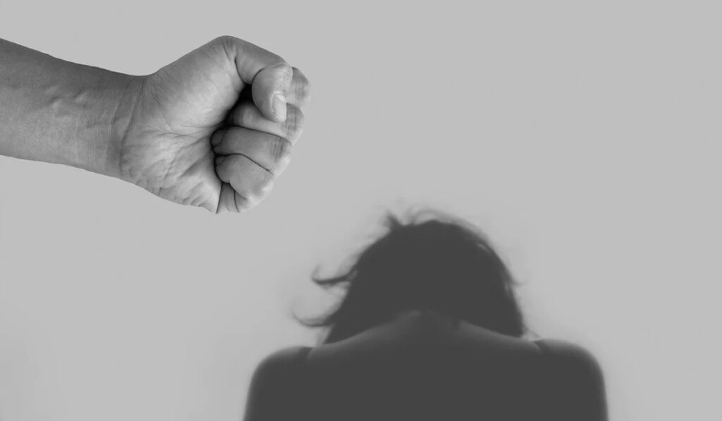 «Πάτησα το panic button 7 φορές και δεν λειτούργησε» – Σοκάρει η καταγγελία γυναίκας