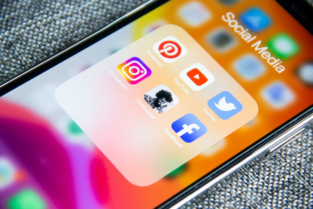 Πόση ώρα περνούν οι Έλληνες στα social media καθημερινά – Νέα έρευνα