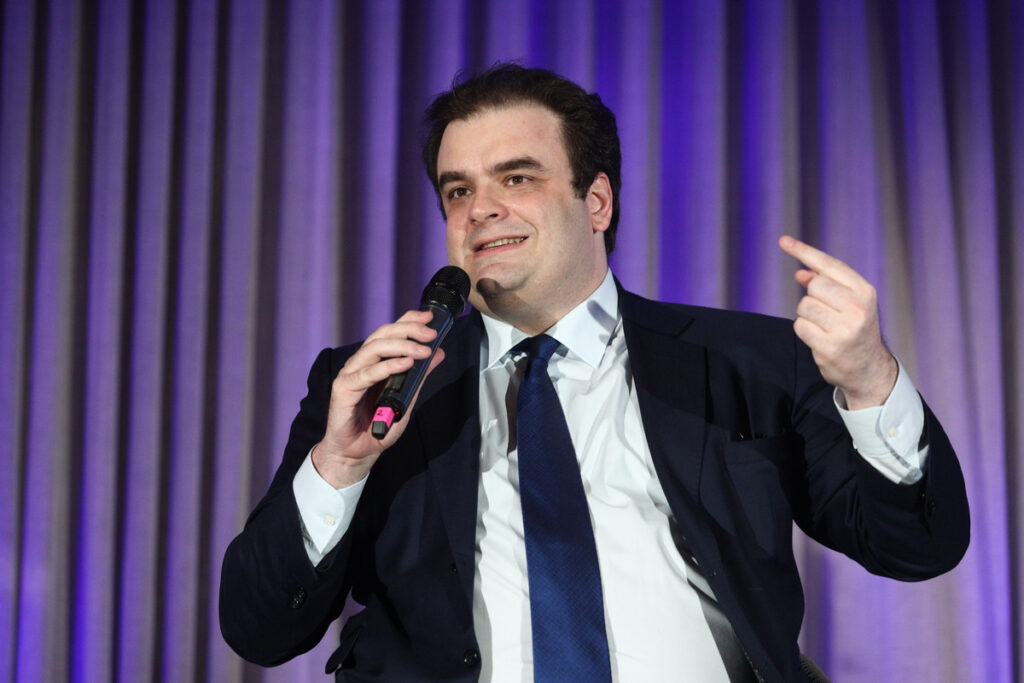 Πιερρακάκης: Μια ημέρα αποβολή στην εμφανή κατοχή και χρήση κινητού – Όποιος βιντεοσκοπεί θα αλλάζει σχολείο