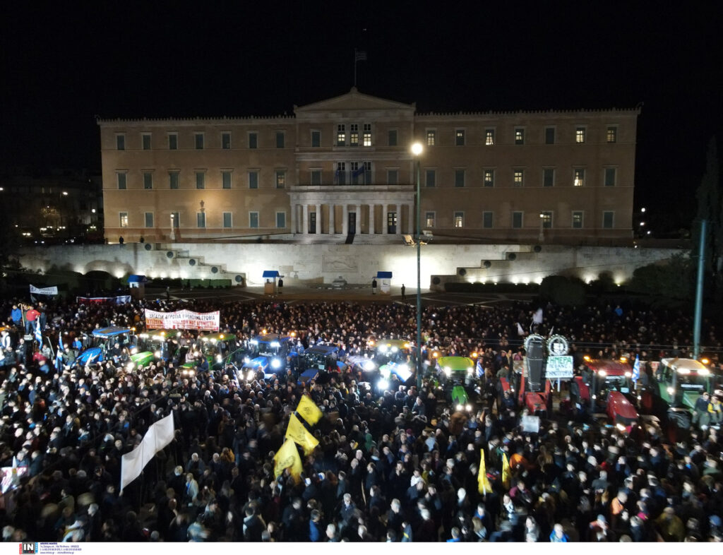 Συλλαλητήριο αγροτών: Τα τρακτέρ «όργωσαν» και παραμένουν στο Σύνταγμα – Ετοιμοι για νέες κινητοποιήσεις
