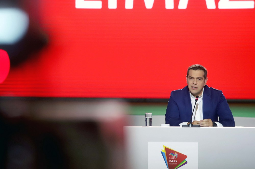 Ο Αλέξης Τσίπρας παρουσιάζει το πρόγραμμα «Μένουμε όρθιοι»