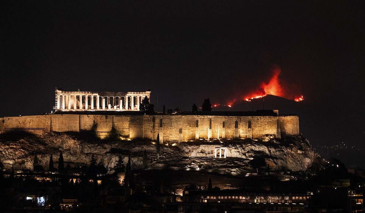 Οι καπνοί από την Πάρνηθα «έκρυψαν» την Ακρόπολη – Το βίντεο που έγινε viral