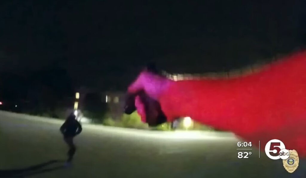 ΗΠΑ: Στη δημοσιότητα βίντεο των 8 αστυνομικών που σκότωσαν 25χρονο Αφροαμερικανό