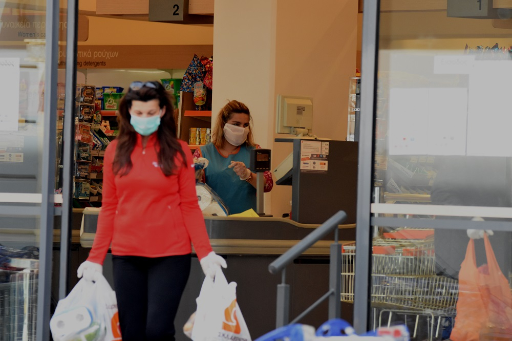 Υποχρεωτική η μάσκα στα σούπερ μάρκετ από σήμερα – Το «αλαλούμ» της κυβέρνησης