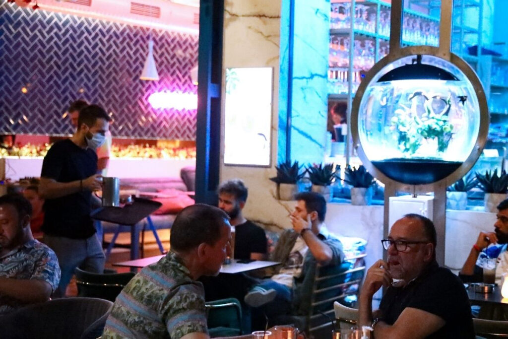Μέτρα στην εστίαση: Τι ισχύει για εστιατόρια, μπαρ, νυχτερινά κέντρα