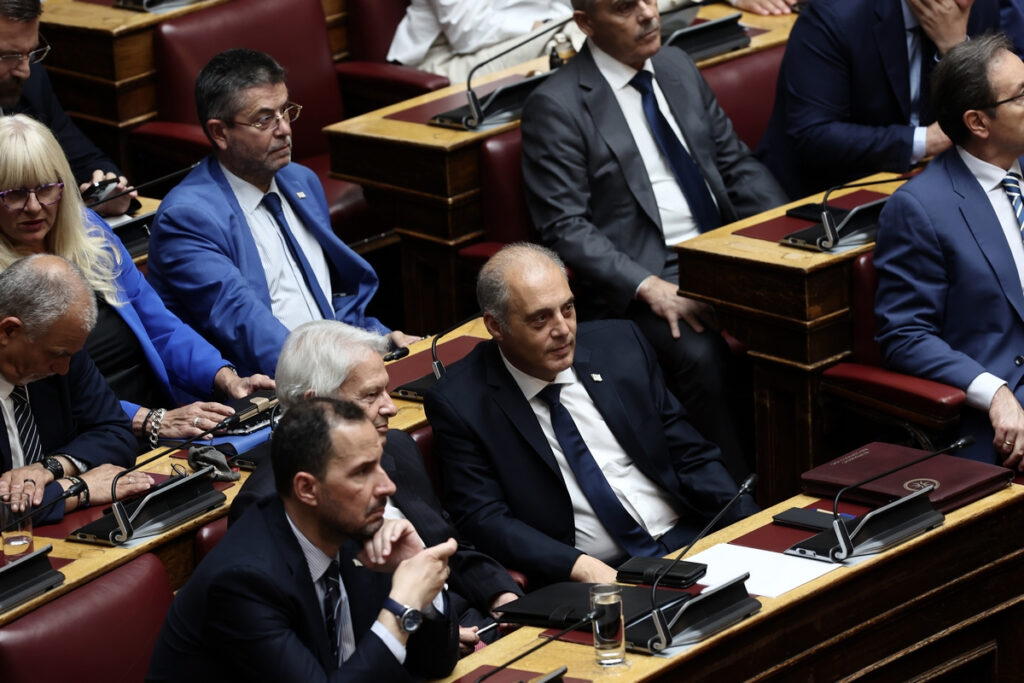 Παρέλαση «υπερπατριωτισμού» στη Βουλή από τους ενοίκους της δεξιάς πολυκατοικίας