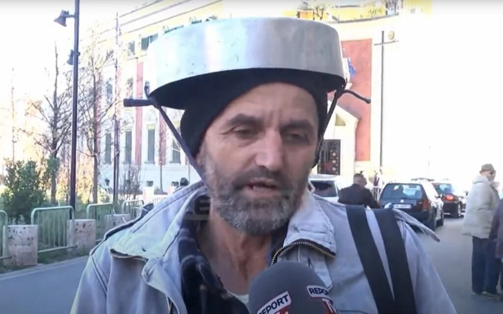 Ο διαδηλωτής με το ταψί στο κεφάλι – Αυτός είναι ο δράστης της επίθεσης με αβγά στον Μπελέρη