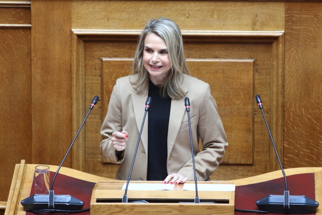 Αποστολάκη για απουσία Μητσοτάκη: Κυνική επίδειξη περιφρόνησης στους νεκρούς των Τεμπών