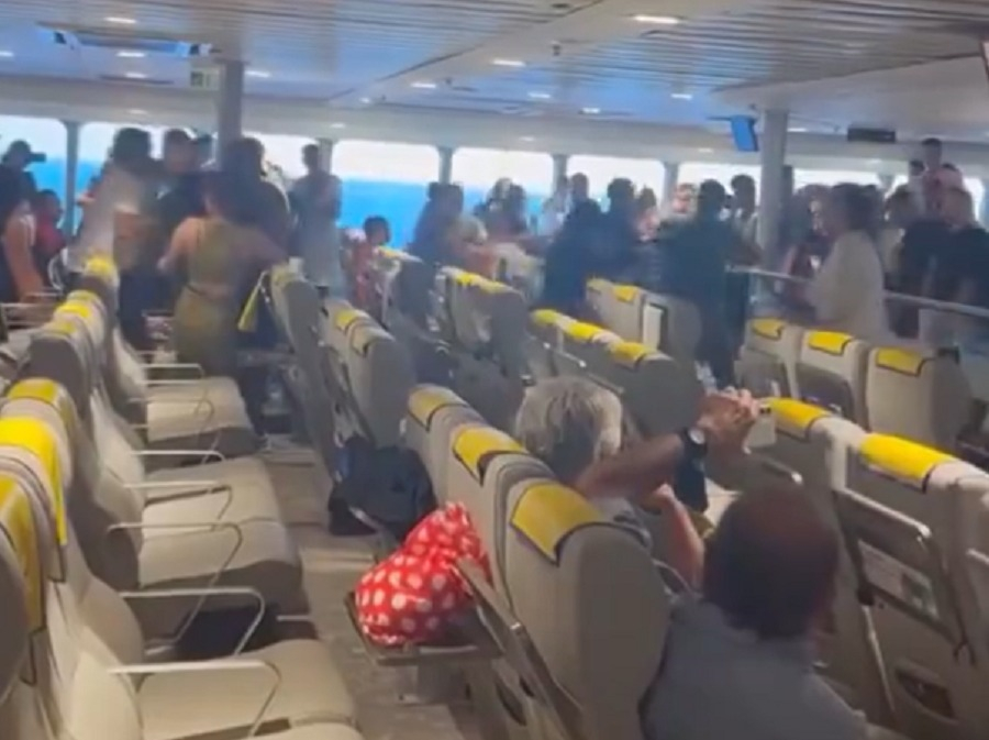 Kαρέ – καρέ η άγρια συμπλοκή σε πλοίο από Τήνο προς Ραφήνα (Δείτε βίντεο)