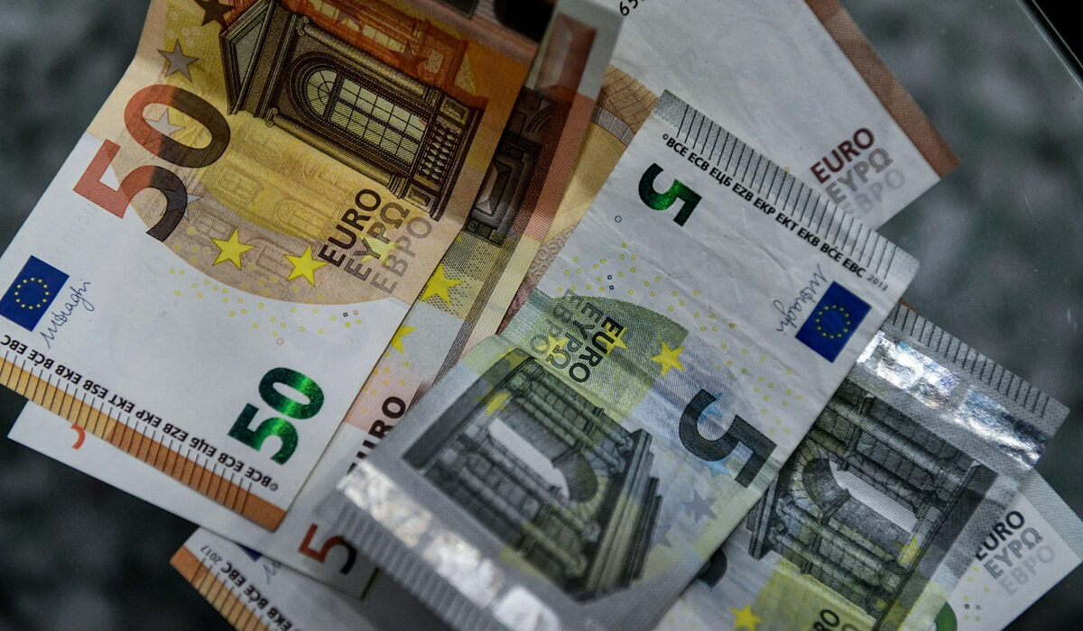 ΟΠΕΚΑ: Πληρώνονται ελάχιστο εγγυημένο εισόδημα, επίδομα ενοικίου – Τι ώρα στα ΑΤΜ οι δικαιούχοι