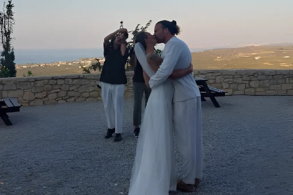 Ευρυδίκη Βαλαβάνη – Γρηγόρης Μόργκαν: Γάμος σε επιβλητικό τοπίο κι εντυπωσιακή είσοδος στο beach party