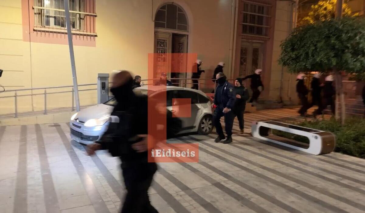 Κακοποίηση 3χρονου στο Ηράκλειο: Φυγάδευσαν μάνα και πατριό ντύνοντάς τους αστυνομικούς (Βίντεο)