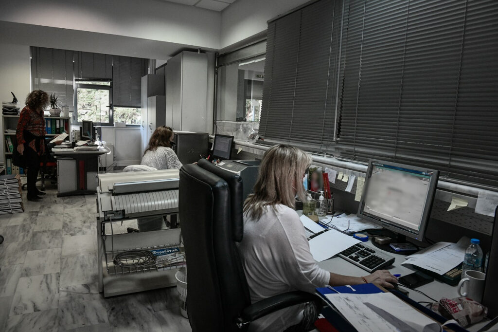 Έρχεται το Eispraxis – Αυτόματες κατασχέσεις για οφειλές στην Εφορία – Τι πρέπει να προσέξετε