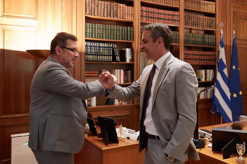 Το εμβόλιο κατά του κορονοϊού στο επίκεντρο της συνάντησης Μητσοτάκη με τον CEO της Pfizer