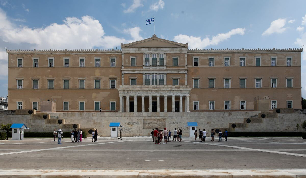 To Reuters τα βλέπει «γκρίζα»: «Είναι καιρός να αρχίσουμε να ανησυχούμε πάλι για την Ελλάδα»