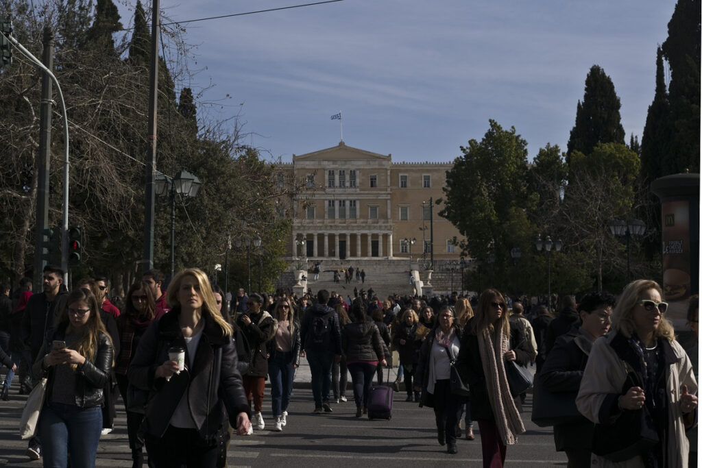 «Ασφυξία» λόγω ακρίβειας: Στάση πληρωμών για 1 στους 3 – Κόβουν ταξίδια και διασκέδαση