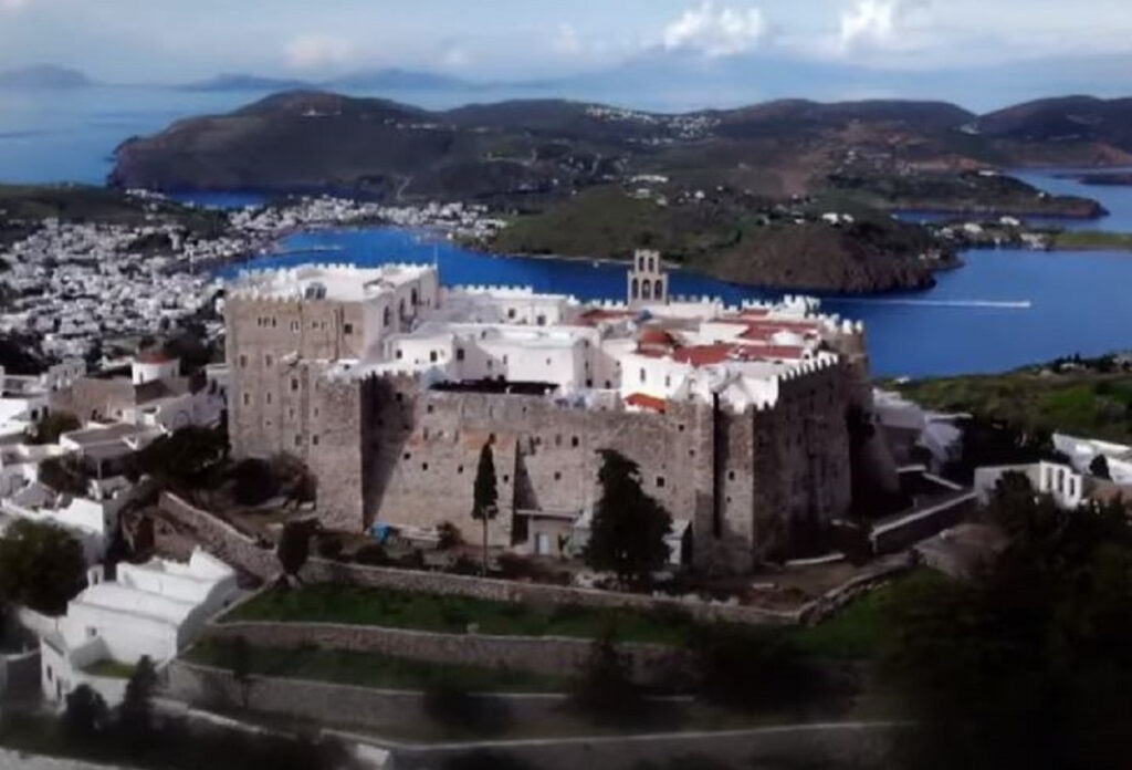 Πρωταγωνιστές: Κατανυκτική ατμόσφαιρα στο σπήλαιο της Αποκάλυψης και στο καστρομονάστηρο στην Πάτμο