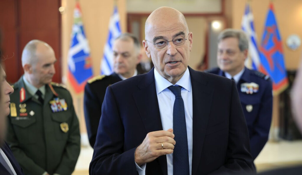 Ο Δένδιας για τους «πιασμένους» δημοσιογράφους, οι «οπλάδες» και μια απάντηση για «την τιμή των όπλων»