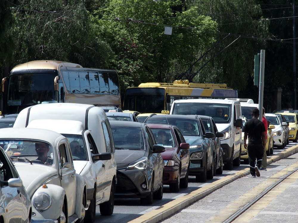 Πόσα άτομα επιτρέπονται στο αμάξι και στο ταξί – Τι άλλαξε