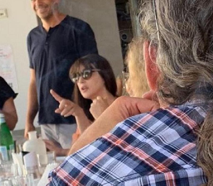 Μόνικα Μπελούτσι: Στην Πάρο για διακοπές