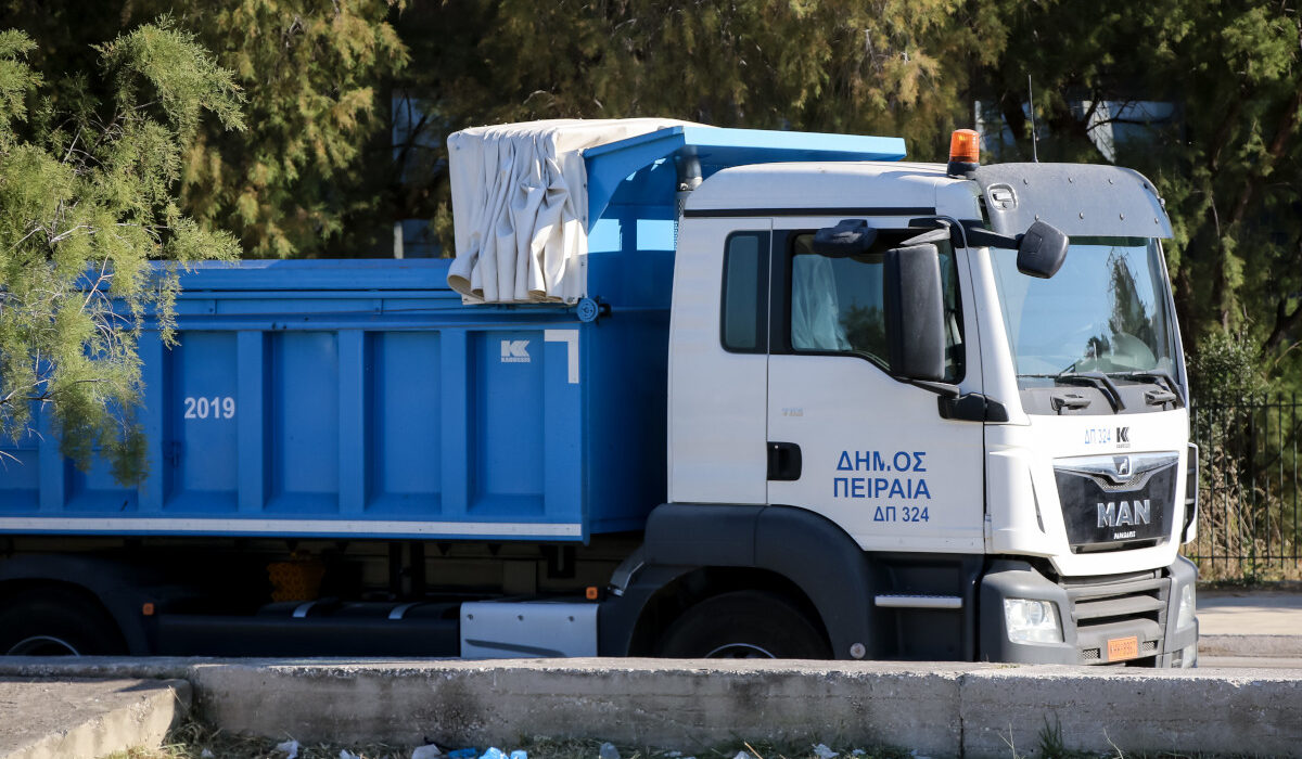 Στη φυλακή ο υπάλληλος του Δήμου Πειραιά που φέρεται να βίασε συνάδελφό του μέσα σε απορριματοφόρο