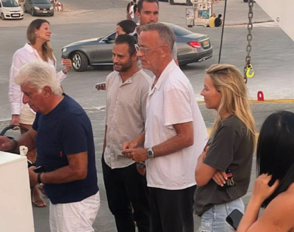 Ο Τομ Χανκς στην ουρά για το πλοίο από Πούντα για Αντίπαρο