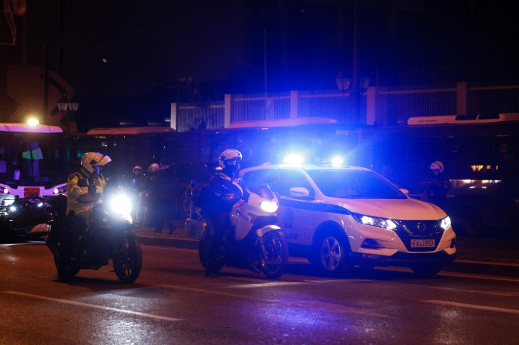 Χειροπέδες σε αστυνομικούς για κύκλωμα πλαστών εγγράφων σε αλλοδαπούς
