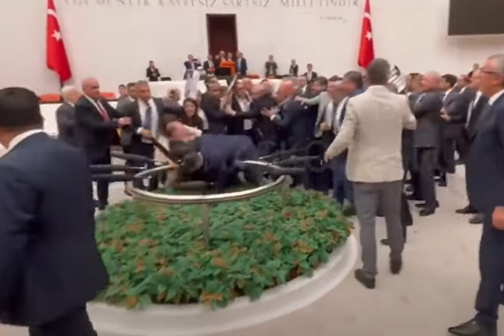 Τουρκία: Η Εθνοσυνέλευση μετατράπηκε σε αρένα – Μπουνιές, σπρωξίματα και ξύλο (Βίντεο)