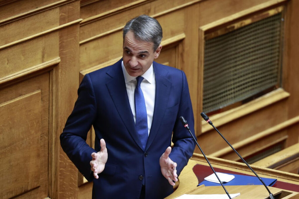 Απολογία Μητσοτάκη στη Βουλή για τη φορολογία στους ελεύθερους επαγγελματίες