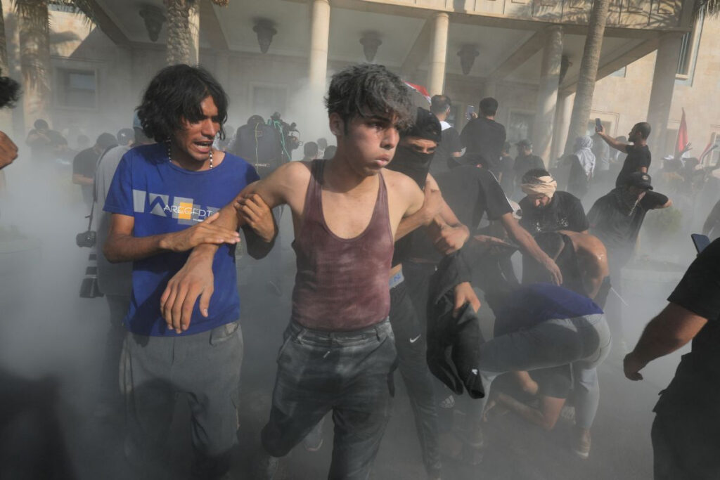 Σκηνές εμφυλίου στο Ιράκ μετά την απόσυρση του Μοκτάντα Αλ Σαντρ – 15 νεκροί