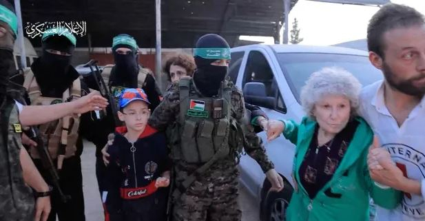 Δείτε βίντεο: Η στιγμή που η Χαμάς απελευθερώνει ομήρους μετά από 48 ημέρες