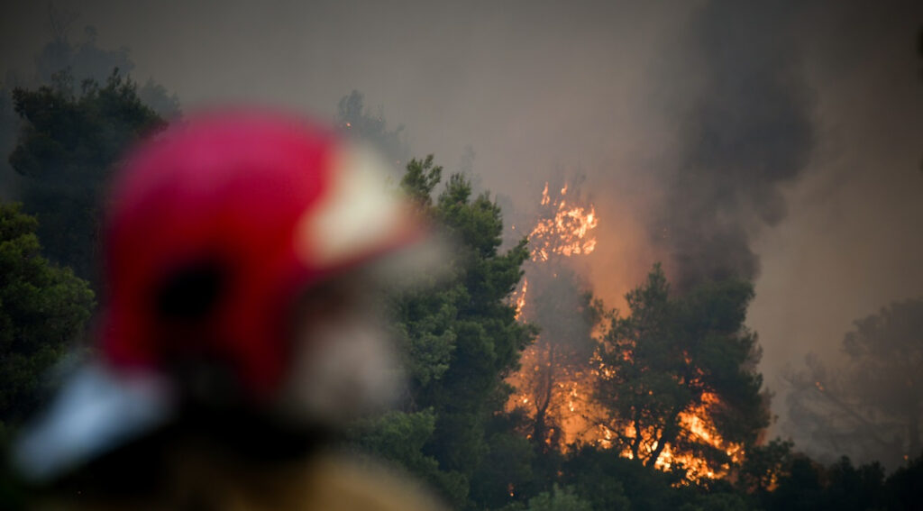 Meteo: «Έκρηξη» της φωτιάς στα Βίλια – Πού αποδίδεται