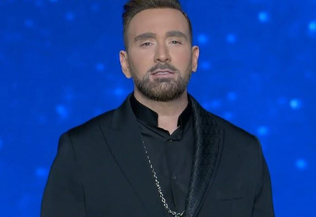 J2US: Ο «ήχος της σιωπής» σε μαύρο φόντο στην έναρξη από τον Νίκο Κοκλώνη