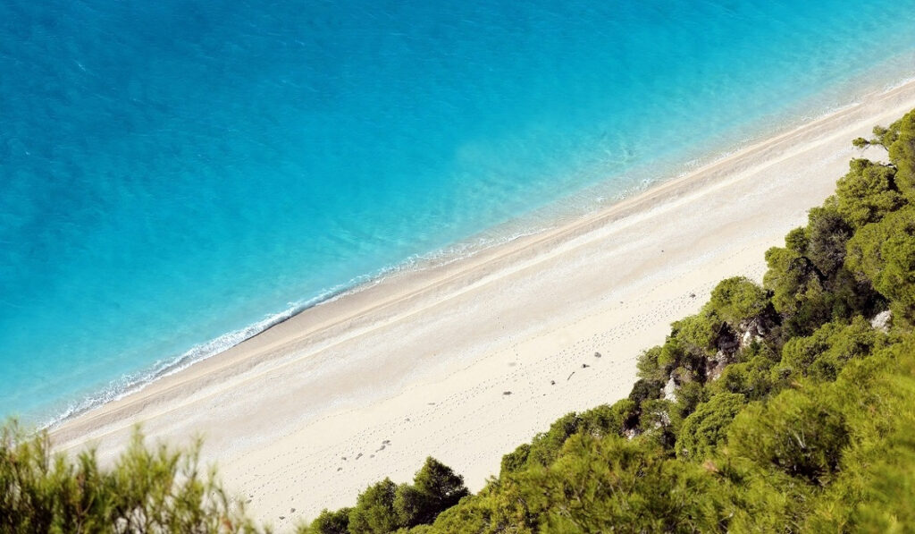 Αυτή είναι η «Καραϊβική της Ελλάδας» που πας με το αυτοκίνητο