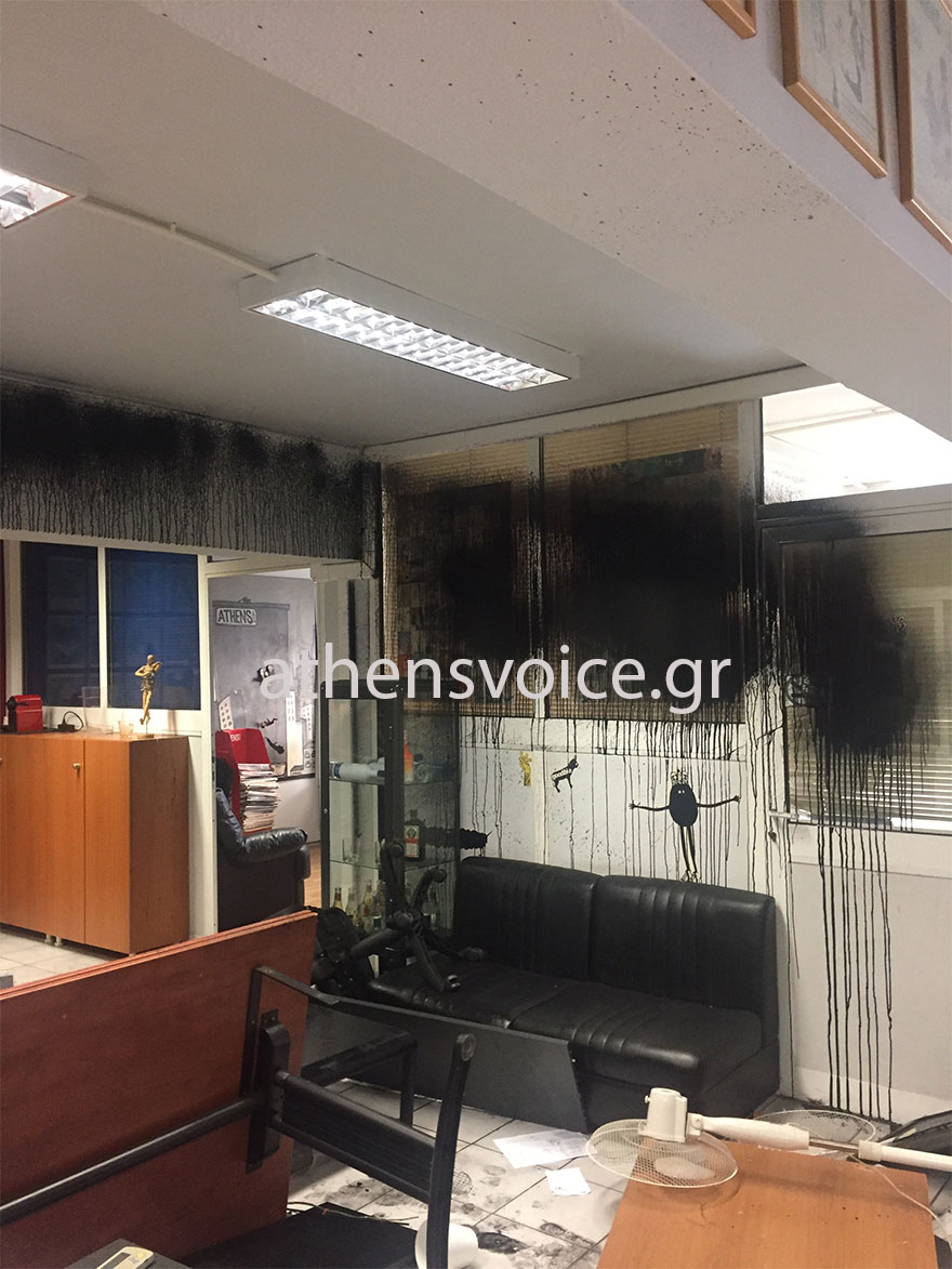 Νέα επίθεση στα γραφεία της «Athens Voice» – Ανάληψη ευθύνης από τον «Ρουβίκωνα» (video)