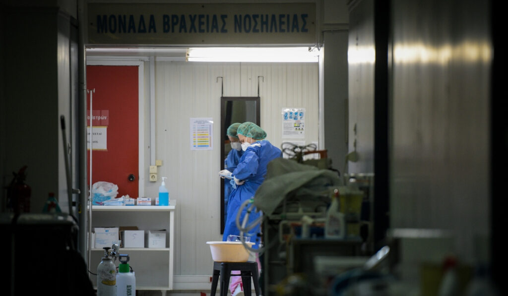 Κορονοϊός: Αύξηση νεκρών και διασωληνωμένων – Στους 186 οι θάνατοι